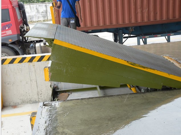 固定臺面伸縮式升降登車橋 集裝箱卸貨平臺 物流裝卸設(shè)備