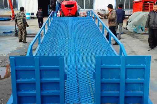 哪個廠家可以定制10噸載重的登車橋？