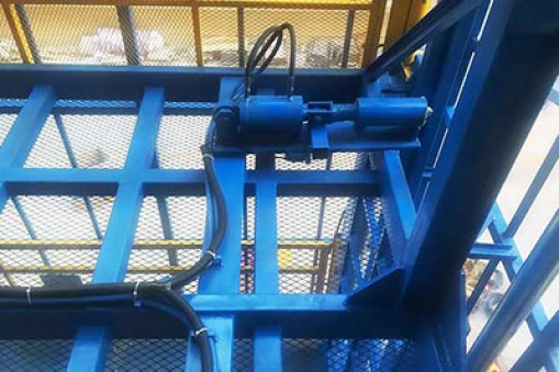 空作業(yè)中液壓升降貨梯的使用