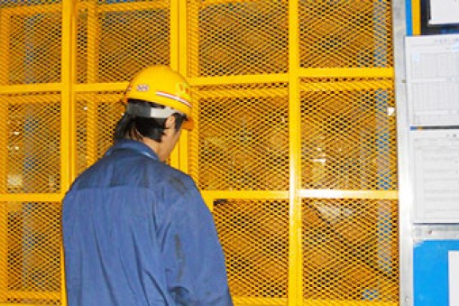 電動(dòng)升降機(jī)高空作業(yè)時(shí)要帶哪些安全防護(hù)設(shè)備？