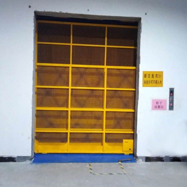 飲料公司安裝直頂式升降機(jī)