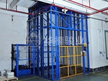 操作人員使用升降機平臺時注意事項 操作人員使用升降機平臺時注意事項